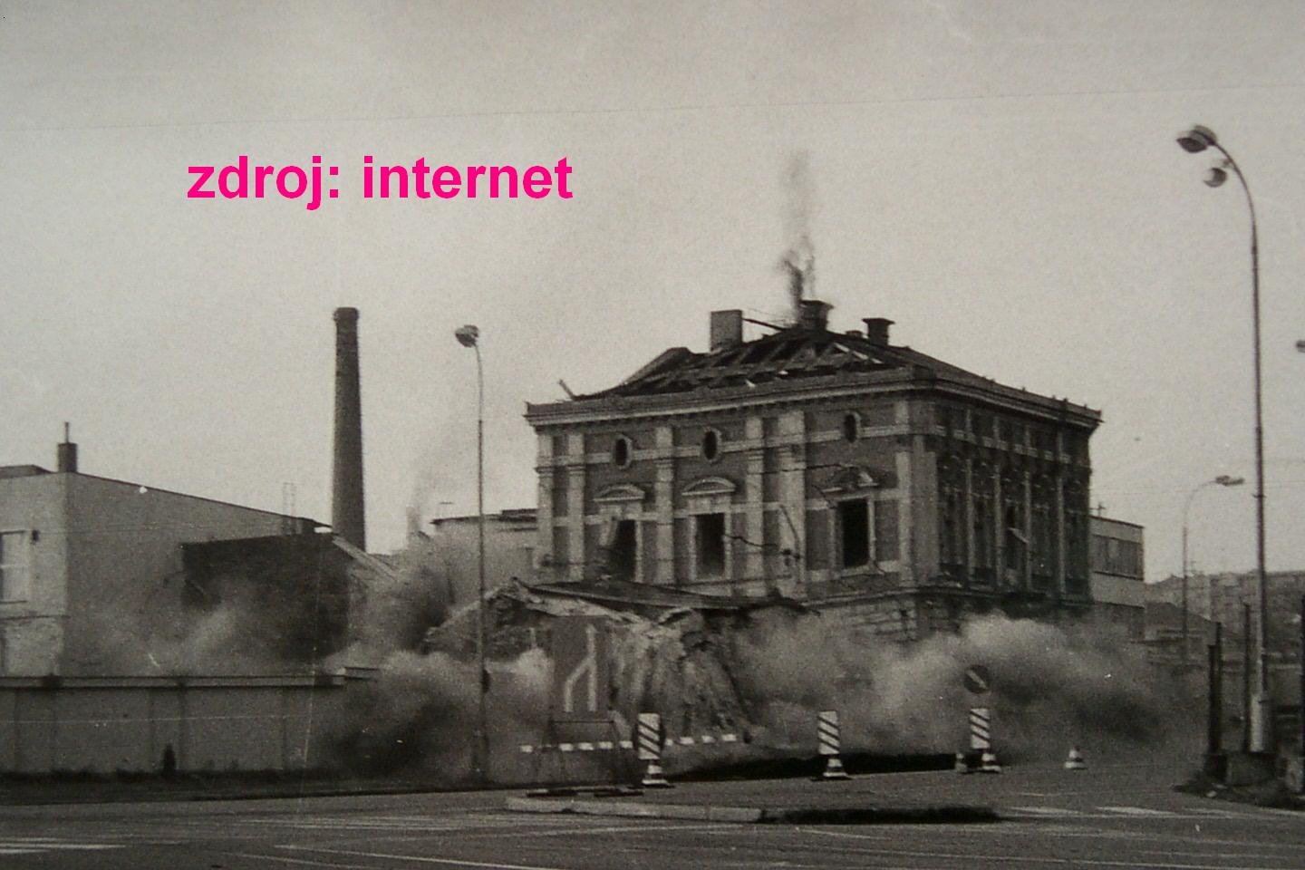 demolice admin budovy Škoda Klatovy 1986 zdroj internet.JPG